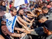 متظاهرون ضد حكومة نتنياهو يغلقون طريقا قرب «تل أبيب»