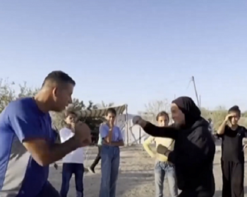 "الكوفية" ترصد ممارسة الفتيات لرياضة "البوكس" في مخيمات النازحين جنوب قطاع غزة