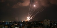 إعلام الاحتلال: 15 صاروخ أطلقت من غزة و35 قذيفة من لبنان