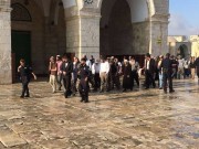 مستعمرون يقتحمون باحات المسجد الأقصى بحماية من شرطة الاحتلال