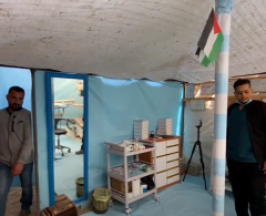 خيمة لطبيب الأسنان الفلسطيني محمد صقر يعالج بها المرضى في مخيم النصيرات
