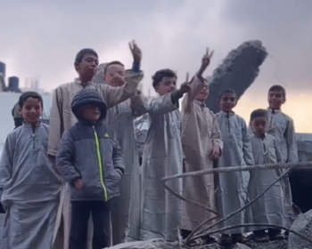 فيديوهات | أطفال غزة يجعلون من حطام منازلهم المدمرة مناطق للتزحلق وساحات لتكبيرات العيد