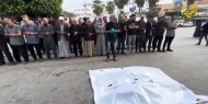 مواطنون يشاركون في تشييع جثامين شهداء مخيم النصيرات وسط القطاع