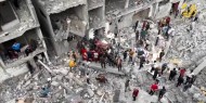«الكوفية» توثق انتشال جثامين شهداء بعد استهداف الاحتلال تجمعا سكنيا في النصيرات وسط القطاع