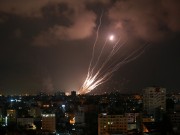 إعلام الاحتلال: 15 صاروخ أطلقت من غزة و35 قذيفة من لبنان
