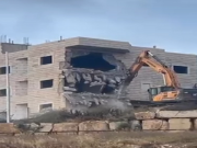 قوات الاحتلال تهدم منزل الأسير نديم صبارنة في بلدة بيت أمر شمال الخليل