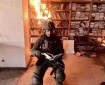 أحد جنود الاحتلال يصور نفسه وهو يحرق كتبا بجامعة الأقصى