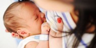 الصحة العالمية توصي بمواصلة الرضاعة الطبيعية للأمهات المصابات بـ "كورونا"