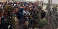 بالصور|| قوات الاحتلال تمنع آلاف العمال من الدخول عبر حاجز "ميتار"
