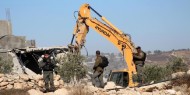 جيش الاحتلال يهدم 30 منشأة تجارية ومحطة وقود قرب حاجز قلنديا