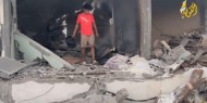 مواطنون يتفقدون آثار الدمار الذي خلفه استهداف الاحتلال لمنازلهم في مخيم النصيرات وسط القطاع