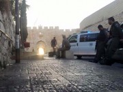 الاحتلال يعتدي على المصلين عند باب الأسباط ويعتقل امرأة وشابا