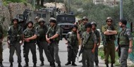 الخليل: قوات الاحتلال تداهم منزلين وتعبث بمحتوياتهما