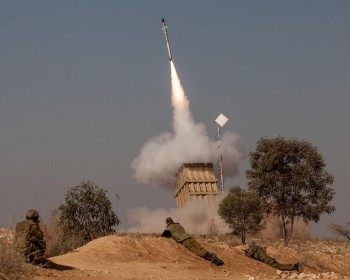 الاحتلال يزعم إسقاط طائرة للمقاومة في سماء غزة قبل وصولها للغلاف