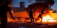 شبان يرشقون جنود الاحتلال بالزجاجات الحارقة شرقي قلقيلية