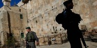 الاحتلال يعتقل حارسي أمن من مقبرة الرحمة في القدس
