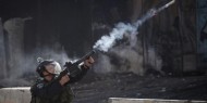 الاحتلال يستهدف بقنابل الغاز منازل المواطنين في "العروب" ووقوع إصابات