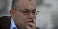 الاحتلال يحتجز وزير الثقافة الفلسطيني أبو سيف على حاجز قلنديا