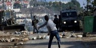 شبان يرشقون قوات الاحتلال بالحجارة والألعاب النارية في العيسوية