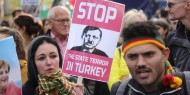 شاهد|| مظاهرات احتجاجية في برلين رفضا لمشاركة أردوغان بـ"قمة ليبيا"
