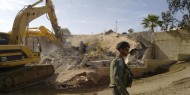 قوات الاحتلال تقتحم وادي الأعور وتستولي على كرفان ومعدات تجارية