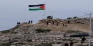 المئات يرفعون العلم الفلسطيني فوق منطقة العرمة جنوب نابلس