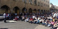 مصر تعاقب خطيب مسجد جمع الناس لصلاة الجمعة في الشارع