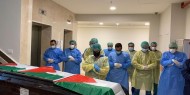 الطاقم الطبي يؤدي صلاة الجنازة على المواطن نشأت المدلل عقب وفاته بكورونا