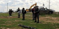 قوات الاحتلال تخطر المواطنين بإزالة خيمتين سكنتين في مسافر يطا