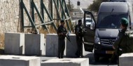 الاحتلال يضع مكعبات خرسانية لتقييد حركة المواطنين في عدة قرى جنوب نابلس