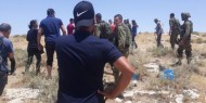 بالصور|| مستوطنون يهاجمون قرية التوانة بحماية جنود الاحتلال