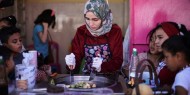 خاص بالفيديو|| طالبة فلسطينية تتحدى قيود المجتمع وتطلق مشروعا لبيع "الآيس كريم"