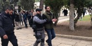 الاحتلال يعتقل شابا مقدسيا بعد الاعتداء عليه على أبواب الأقصى