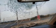 مستوطنون يهاجمون مركبات المواطنين بالحجارة جنوب جنين