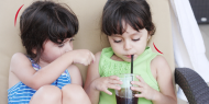 9 أسباب تجعلك تحرم طفلك من تناول المشروبات الغازية