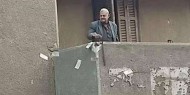 بالفيديو|| مهندس مصري يرمي الأموال على المارة من شرفة منزله