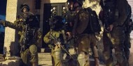 قوات الاحتلال تداهم عمارة سكنية في مدينة الخليل