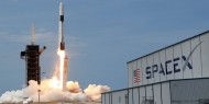 "SpaceX" تطلق عشرات الأقمار الصناعية إلى الفضاء