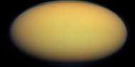 اكتشاف بحيرة ضخمة على قمر تيتان يصل عمقها أكثر من 1000 قدم