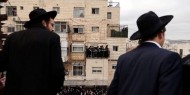 اليهود المتشددون ينتهكون الحظر ويشاركون بجنازة حاخام بارز في القدس المحتلة
