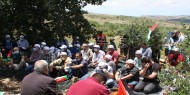 مواطنون يؤدون صلاة الجمعة وسط الأراضي المهددة بالاستيلاء في بلدة حزما