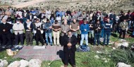 عشرات المواطنين يؤدون صلاة الجمعة في أراضيهم المهددة بالاستيلاء جنوب الخليل
