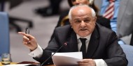 السفير منصور يدعو المجتمع الدولي إلى الضغط على الاحتلال لوقف التهجير القسري