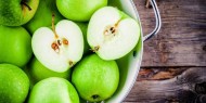 فوائد تناول التفاح الأخضر على الريق
