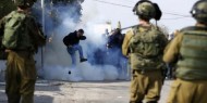 الاحتلال يهاجم مسيرة بالقنابل الصوتية والغاز المسيل للدموع جنوب الخليل
