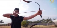 بالصور والفيديو|| "أبو مساعد".. غزي يحيي رياضة الرماية من فوق الخيل بأدوات بسيطة