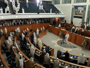 الكويتيون يدلون بأصواتهم لاختيار أعضاء مجلس الأمة