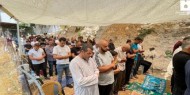 عشرات المقدسيين يؤدون صلاة الجمعة بخيمة التضامن في سلوان
