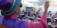 خاص بالفيديو والصور|| "مسرحة المناهج".. معلم يوظف شخصية "المهرج" في التدريس لطلابه بمدارس غزة