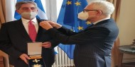 اليونان تُقلد سفير فلسطين لديها وسام "فينيق الجمهورية"